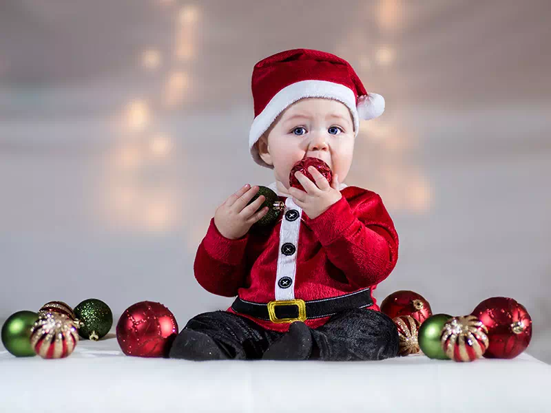 Dziecko w stroju Świętego Mikołaja